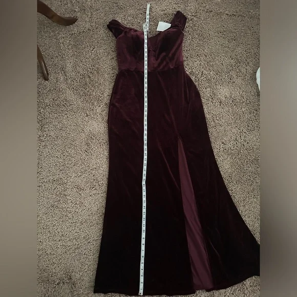 Off The Shoulder Velvet Sheath Dress - Picture 7 of 11